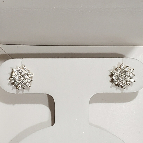 Beautiful 14k YG / 1 ctw Lab Grown Flower Earrings - Picture 2 of 6